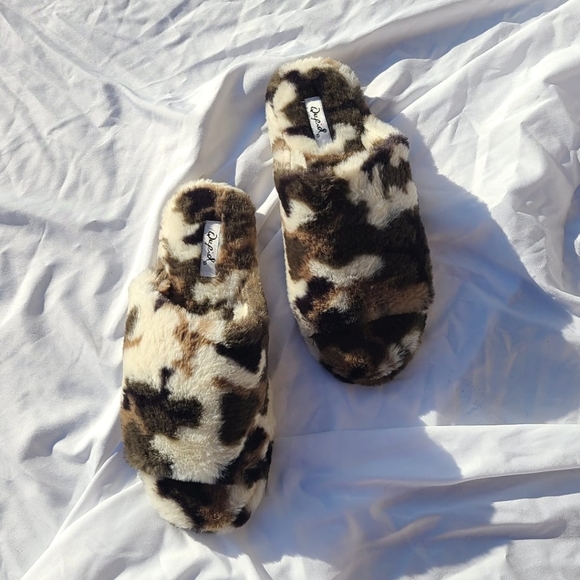 🚨FEW SIZES LEFT// Camouflage fur slides - Picture 3 of 5